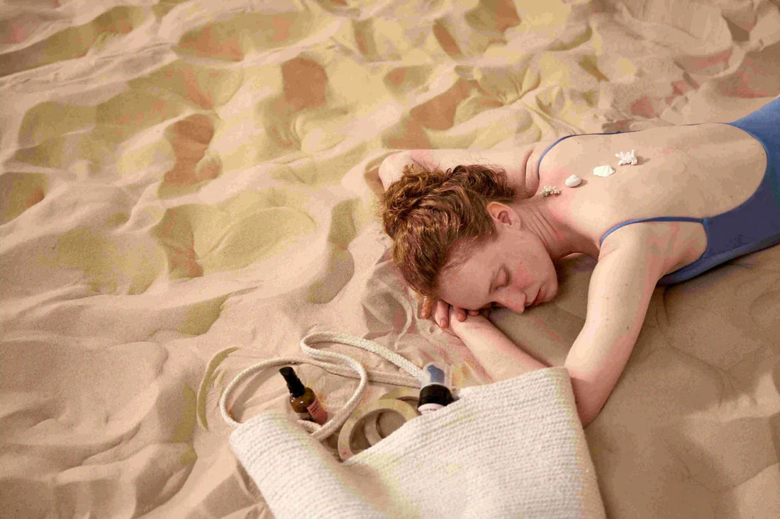 Persona practicando Yoga Nidra, acostada en Savasana con ojos cerrados, rodeada de un ambiente tranquilo y relajante, simbolizando descanso profundo y bienestar.