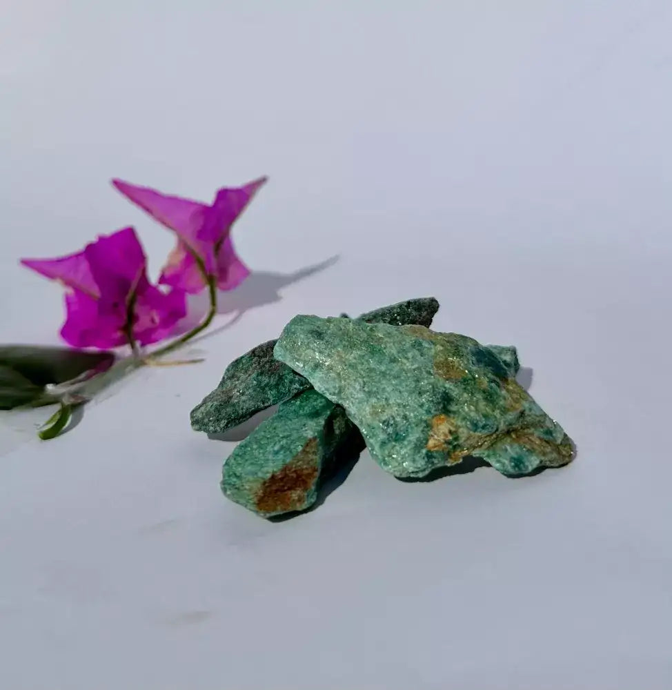 Cristales naturales auténticos para sanación, meditación y equilibrio energético, como amatista, cuarzo rosa y citrino.