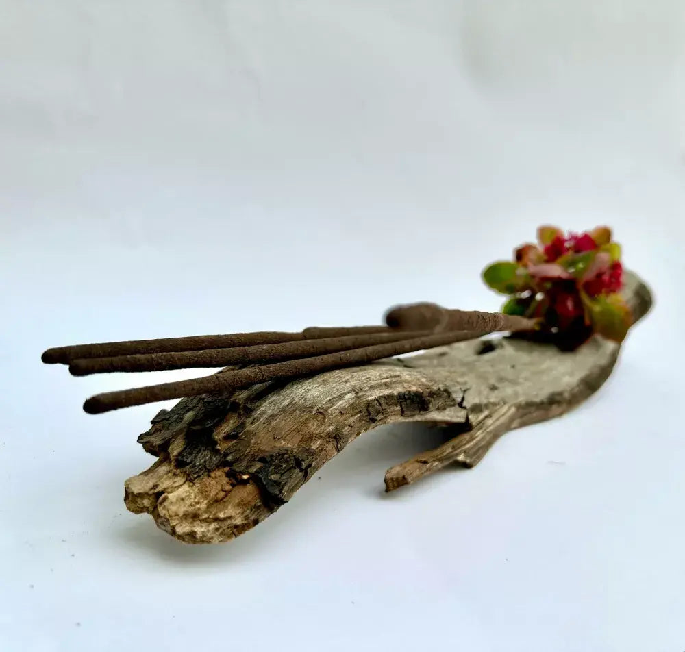 Incienso natural hecho con hierbas, resinas y aceites esenciales, ideal para meditación, relajación y prácticas espirituales.