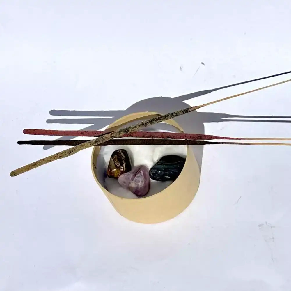 Set de regalo con incienso natural artesanal y cristales curativos, ideal para meditación, relajación y bienestar holístico.