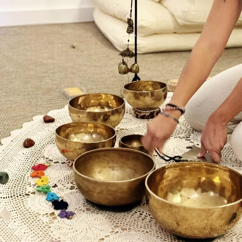 Persona participando en una sesión en línea de sanación con sonido con cuencos tibetanos desde casa, relajación y equilibrio energético.